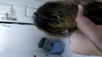 Блондиночка светит натуральной сисяндрой во время мастурбации и отсоса